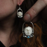 Load image into Gallery viewer, Window to the moon- Earrings
