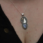Load image into Gallery viewer, Kitty and the moon - Pendant

