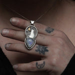 Load image into Gallery viewer, Kitty and the moon - Pendant
