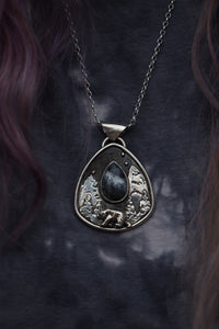 Mountain bear - Dendritic agate necklace
