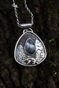 Mountain bear - Dendritic agate necklace