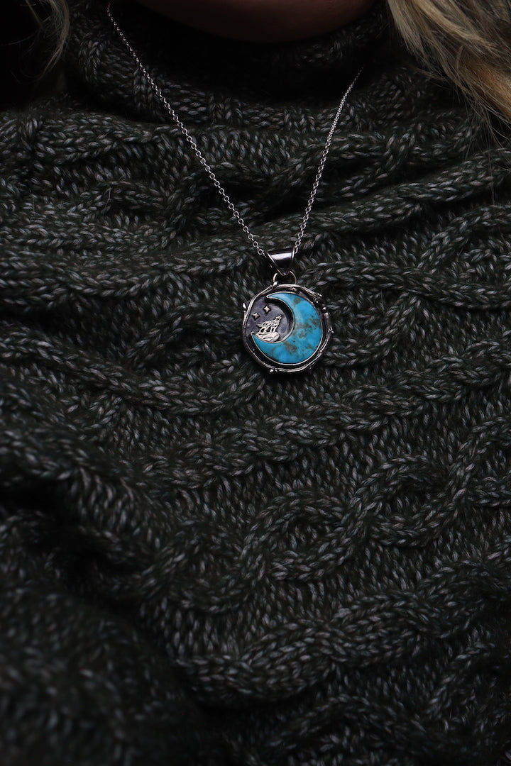 Howl at the moon- Turquoise pendant